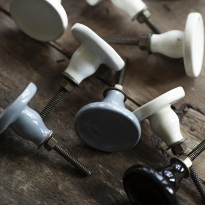 knopp-i-cremefärgad-keramik