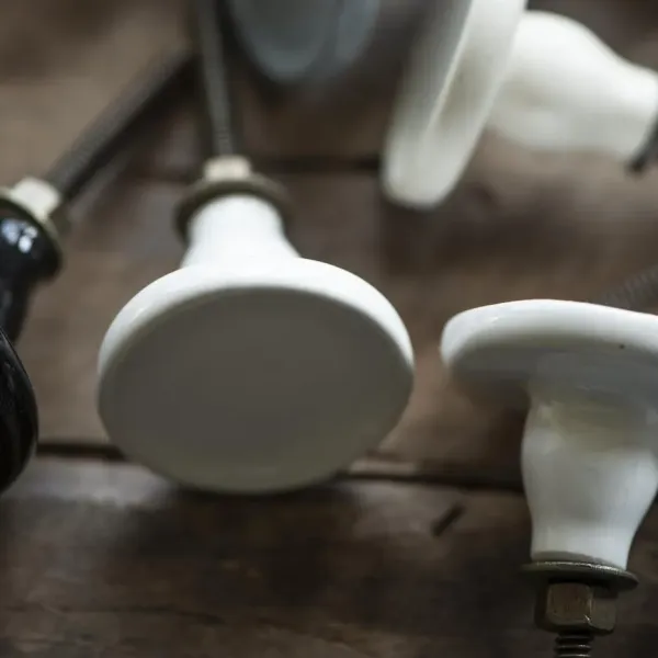 Knopp, keramik, vit - Ib Laursen