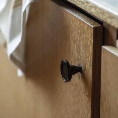 knopp-i-svart-keramik