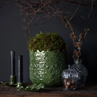 grön-kruka-med-ekbladsstruktur-miljöbild