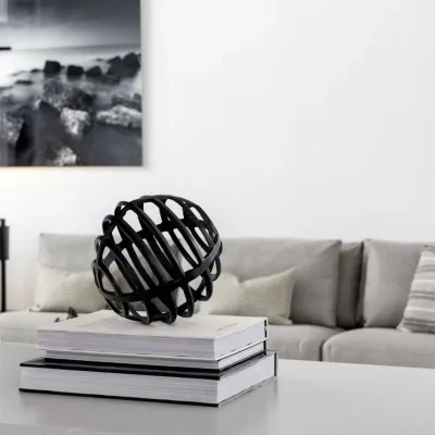 ball-decoration-in-black-aluminum