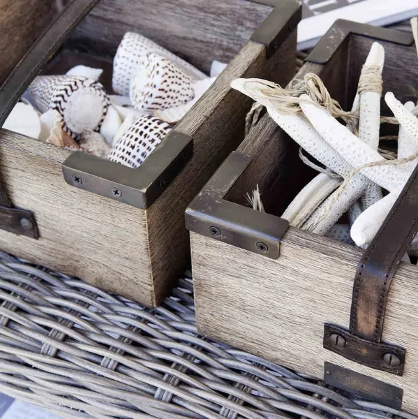 napkin-holder-in-wood-with-leather-detail