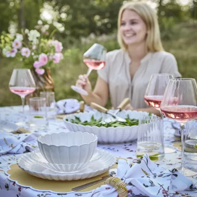 round-table-placemat-in-yellow-with-wave-white-edge-stitching