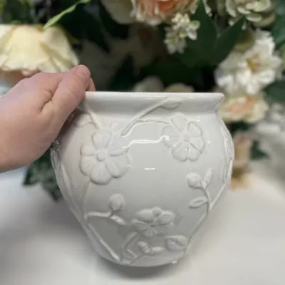 Kruka Eliza i min hand för att visa reliefmönstret – Wikholm Form