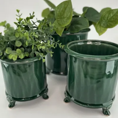 Mörkgrön glaserad kruka på fyra tassar från Miljögården