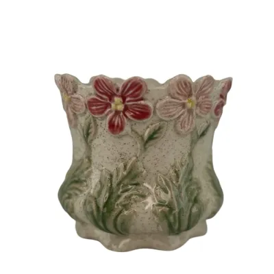 Romantisk kruka i spräckligt stengods med upphöjda rosa blommor och gröna blad från Miljögården i storlek medium.