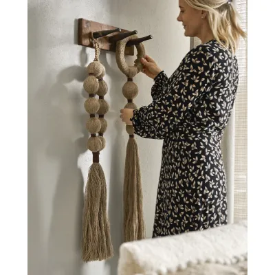 kroklist-treasure-brun-med-tre-krokar-på-vägg