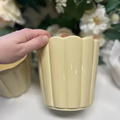 Pot Edna pale yellow that I hold in my hand – Wikholm Form