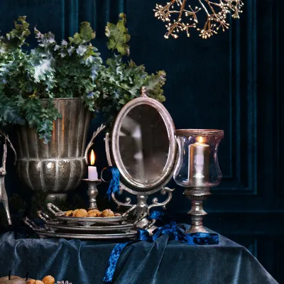 ndja-mirror-on-foot-champagne-coloured-metall