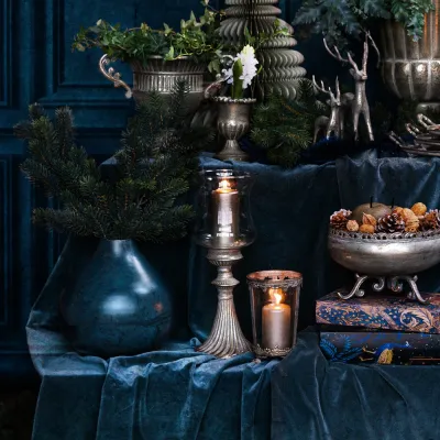 ljuslykta-på-fot-mariell-champagnefärgad-metall-och-glas