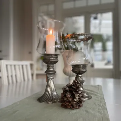 ljuslykta-på-fot-mariell-champagnefärgad-metall-och-glas