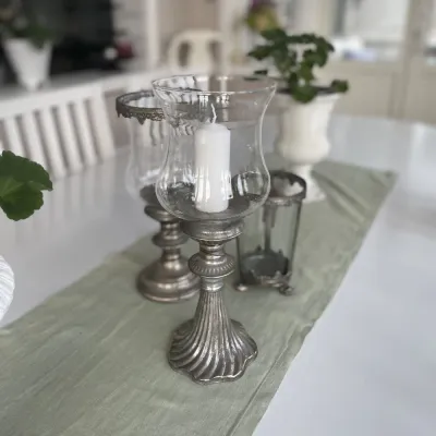 ljuslykta-på-fot-mariell-champagnefärgad-metall-och-glas