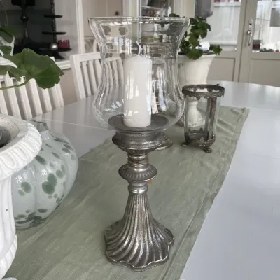 ljuslykta-på-fot-mariell-champagnefärgad-metall-och-glas