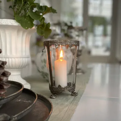 ljuslykta-markiz-på-tassar-i-glas-och-champagnefärgad-metall