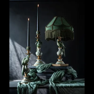 Ljusstake Papegoja grön med tänt ljus från A lot decoration