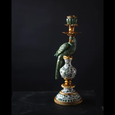 Ljusstake papegoja grön med mörk bakgrund på bord från A lot decoration