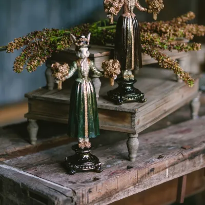 Grön kaninljusstake Fru Kanin med två ljushållare på sidobord från A Lot Decoration