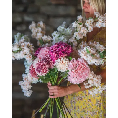 Fång med konstgjorda dahlior i färgerna aprikos och dusty pink tillsammans med hortensior.