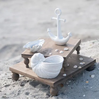 Maritim och lantlig inredning online med en snäckformad blomkruka och ett vitt dekorationsankare från A lot decoration stående u