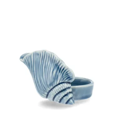 Blå glaserad ljushållare i keramik formad som ett snäckskal för värmeljus från A lot decoration, längd 8 cm.
