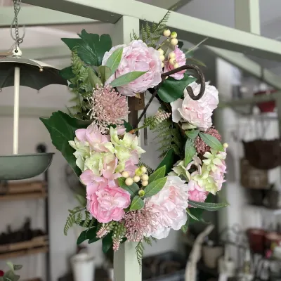Blomkransen med rosa pion och hortensia från sidan – A Lot Decoration