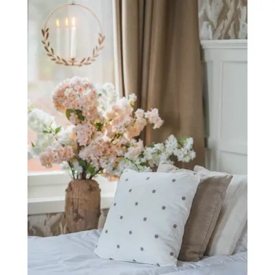 Ljushållare Leonora i sovrumsfönster.