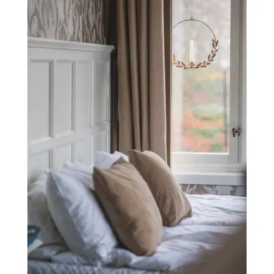 Beige-hängande ljushållare Leonora med olivblad.