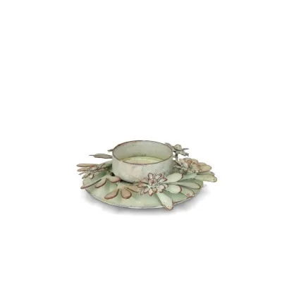 Rund antikgrön ljushållare i metall med dekorativa blommor för värmeljus.