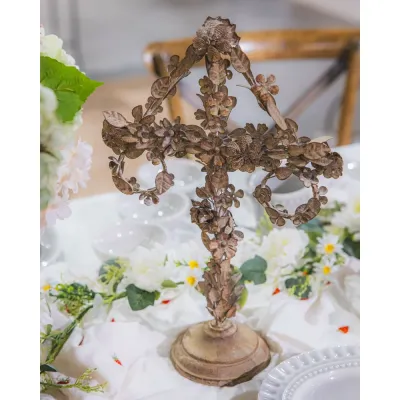 Floral beige midsommarstång, en vacker eyecatcher på bordet.