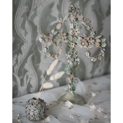 Midsommarstång floral green, en vacker centerpiece på ett bord..