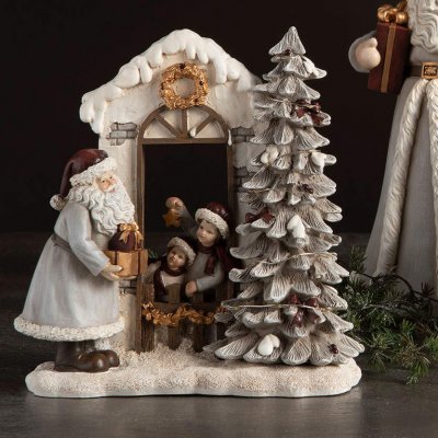 juldekoration-julhem-med-tomte-gran-och-förväntansfulla-barn