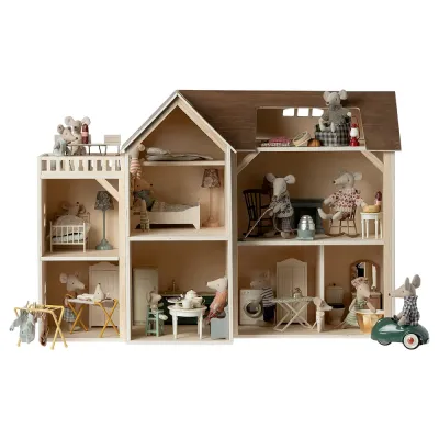mouse-hole-farmhouse-decorated-and-with-the-annex