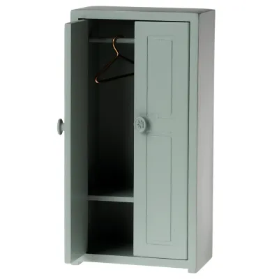 garderob-med-galgar-till-mössen