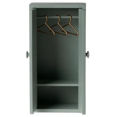 garderob-med-galgar-till-mössen