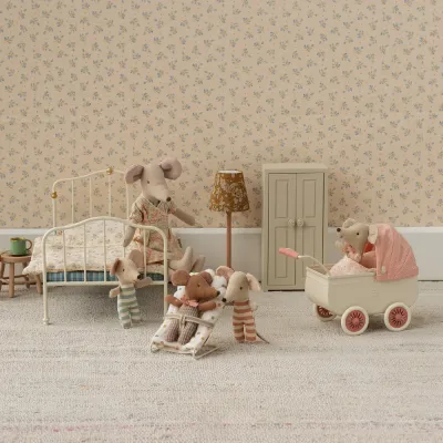 barnvagn-för-mus-från-maileg-korallfärgade-detaljer