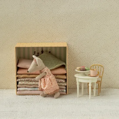 sidobord-offwhite-metall-för-mössen-från-maileg