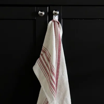 kökshandduk-i-ljus-linnefärg-med-röda-ränder