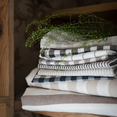 wide-striped-tea-towel-in-linen-blend-natural-white-and-mole