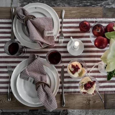 bredrandig-textil-från-Ernst-i-rött-och-naturvitt