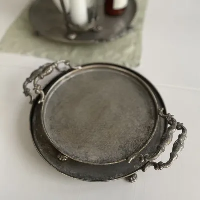 champagnefärgade-fat-på-tassar-med-handtag-i-tre-storlekar