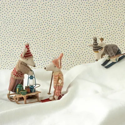 mössens-julteparty-med-tekanna-kaka-och-koppar