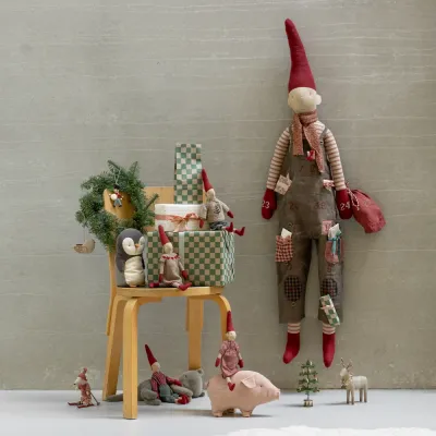 tomte-pixyflicka-storlek2-karamella-i-rödmelerad-klänning-från-Maileg