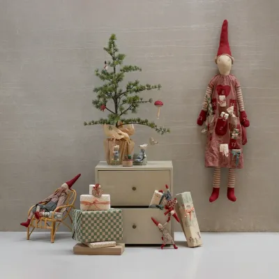 tomte-pixypojke-storlek4-isak-med-skjorta-och-halsduk-från-Maileg