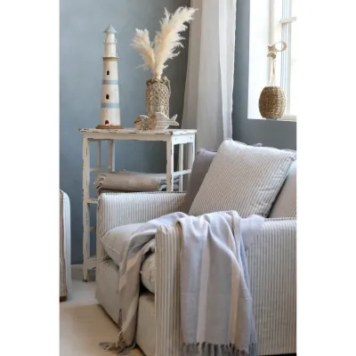 fiskbensstickad-pläd-med-ränder-i-blått-och-grått