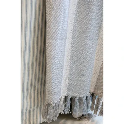 fiskbensstickad-pläd-med-ränder-i-blått-och-grått