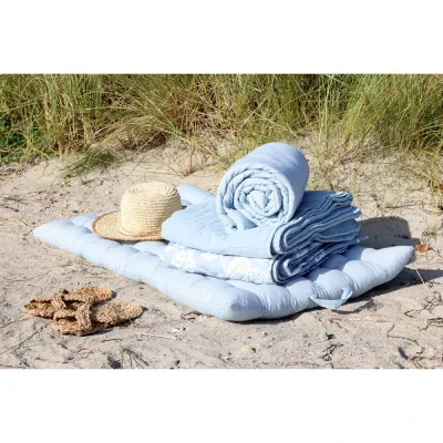 quiltad-pläd-himmelsblå-med-vitt-blommönster