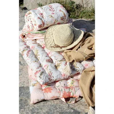 sittdyna-rosa-botten-med-blommor