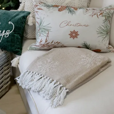 pläd-aix-latte-med-snöflingor-från-chic-antique