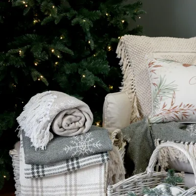 pläd-aix-latte-med-snöflingor-från-chic-antique