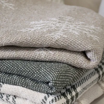 pläd-aix-latte-med-snöflingor-från-chic-antique